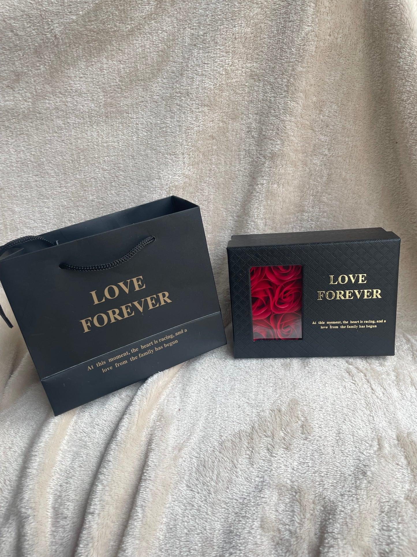 Armband met geboortesteenbedels in cadeauverpakking rozen