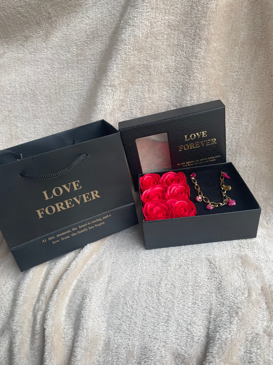 Armband met geboortesteenbedels in cadeauverpakking rozen