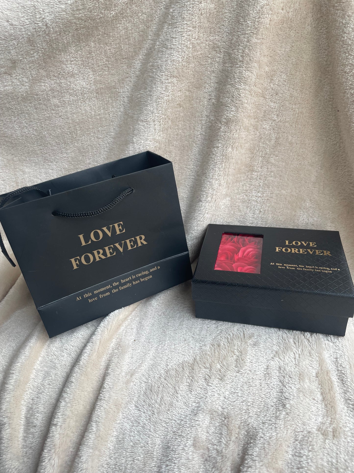 Armband met geboortesteenbedels in cadeauverpakking rozen