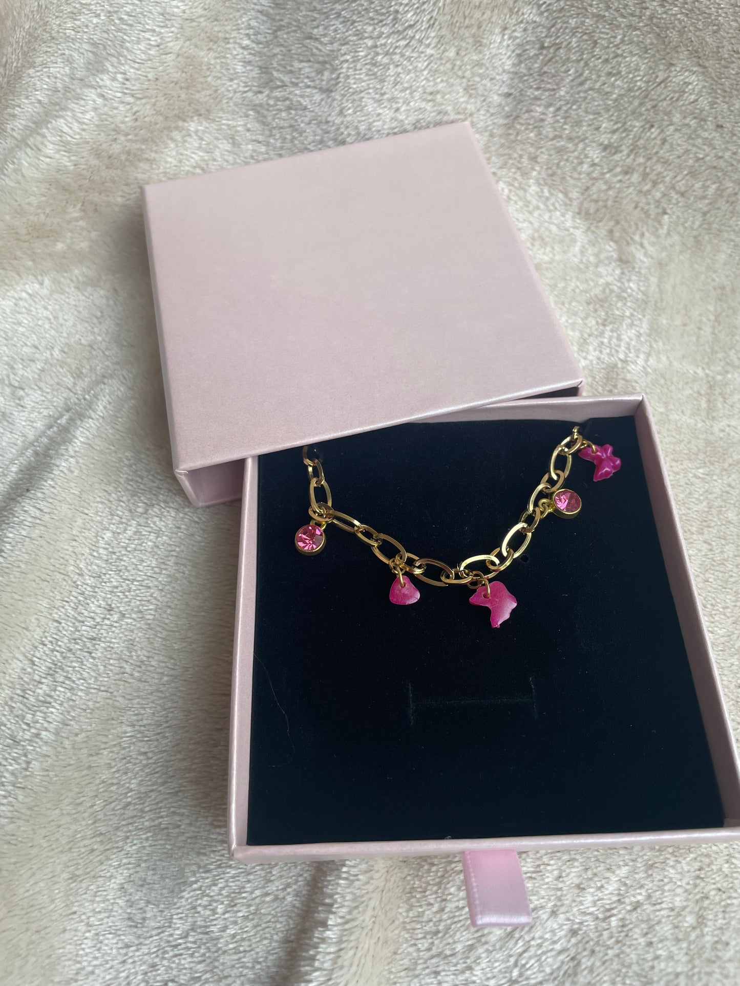 Armband met geboortesteenbedels en cadeauverpakking